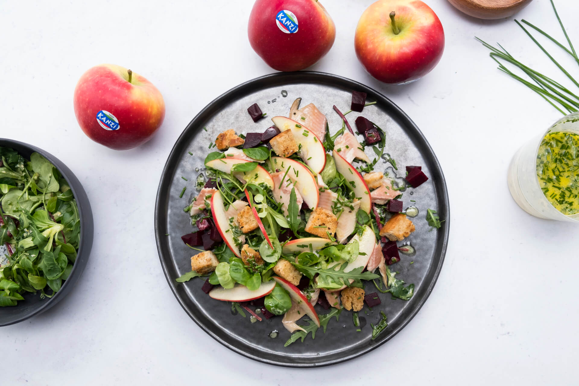 APFEL-ROTE BETE-SALAT MIT RÄUCHERFORELLE UND WACHOLDER-CROUTONS – KANZI®